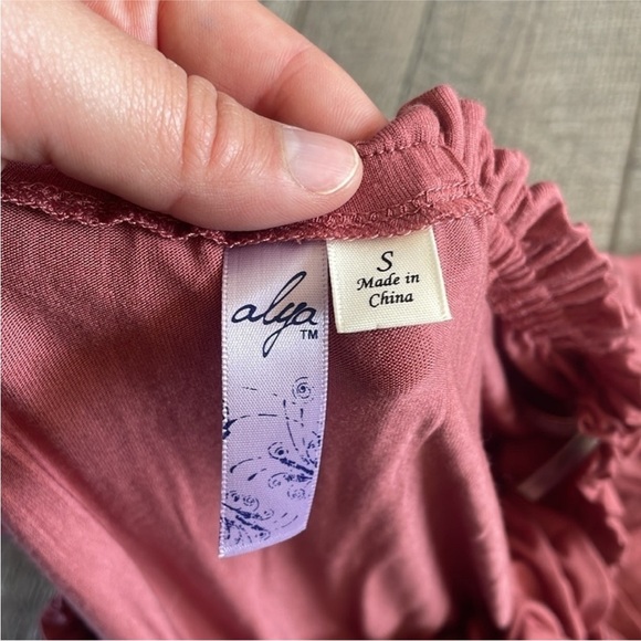 Francesca's Size Small Red Bohemian Style Bell Sleeve Floral Embroidered Top. - Picture 6 of 7